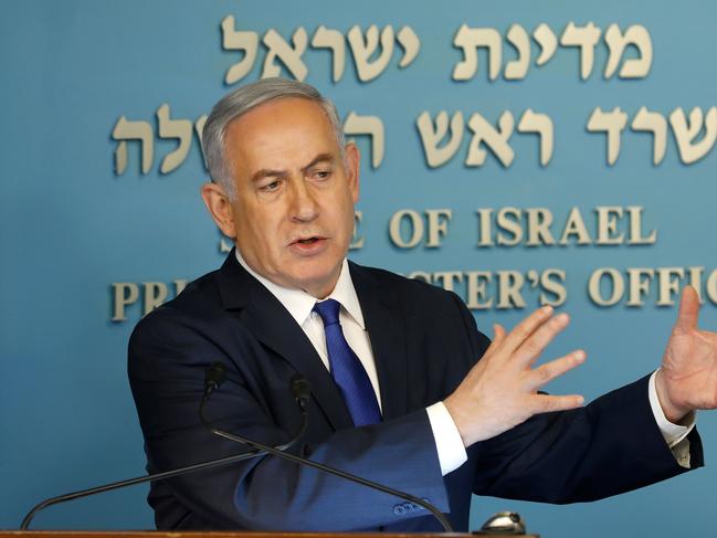 Israeli Prime Minister Benjamin Netanyahu speaks to the press in his Jerusalem office on April 2, 2018. / AFP PHOTO / Menahem KAHANA
