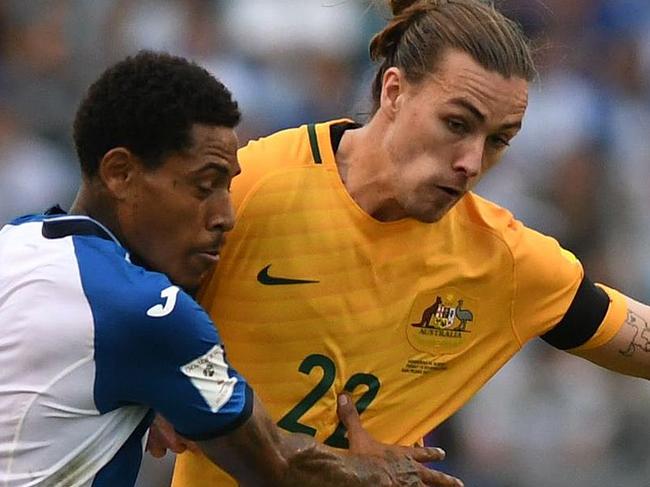 Australia's Jackson Irvine (R) is marked by Honduras' Henry Figueroa during the first leg football match of their 2018 World Cup qualifying play-off in San Pedro Sula, Honduras, on November 10, 2017. / AFP PHOTO / Orlando SIERRA