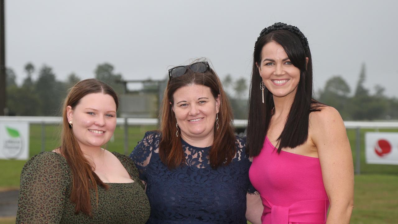 Race dresses, hats Innisfail Banana Industry Races 2021 photo gallery