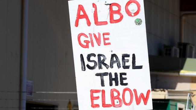 BANGALOW, AUSTRALIA - NCA NewsWire Photos - APRIL 10th, 2024: , Palestine  protesters wait for The Prime Minister, Mr Anthony Albanese MP, whom is in Bangalow, NSW today with the Member for Richmond, Justine Elliot. to  attend the opening of Beacon Laundry.Picture: NCA NewsWire / Scott Powick