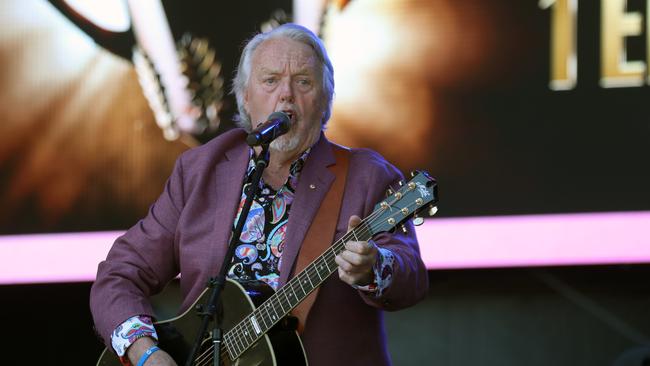 Mike Brady performs the iconic Up There Cazaly. Picture: NCA NewsWire / David Crosling