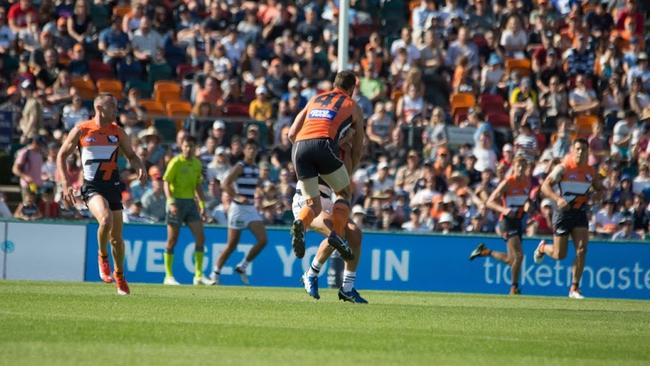 Shane Mumford collides front-on with Mitch Duncan.