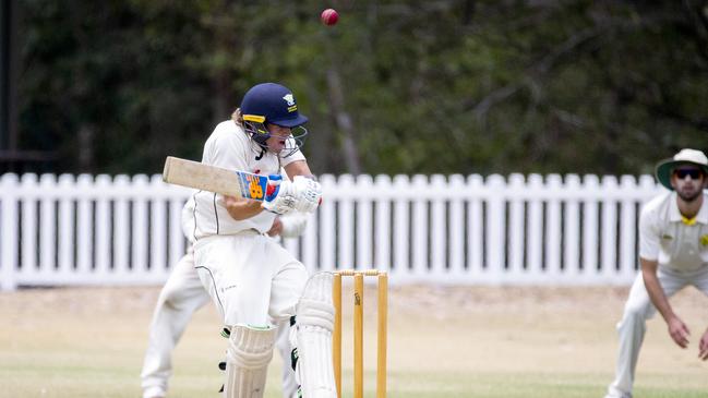 Chris Knight ducks a bouncer. (AAP Image/Richard Walker)