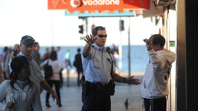 Police question a man in Manly Corso. The man seemed to be Intoxicated. Police, drinking.