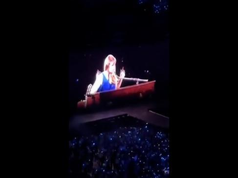 Taylor Swift fixes malfunctioning piano in the middle of show