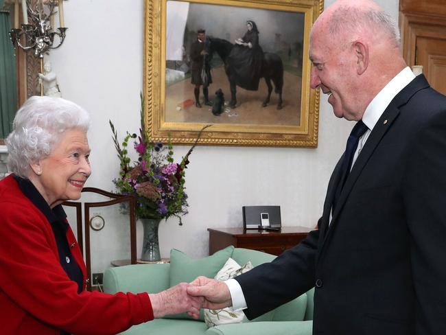 Britain's Queen Elizabeth II speaks with General Sir Peter Cosgrove, the Governor-General of Australia during a private audience in the Drawing Room at Balmoral Castle in Scotland on September 21, 2017. / AFP PHOTO / POOL / Andrew Milligan