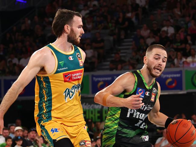 Ben Ayre looks for a path to the bsket. Picture: Graham Denholm/Getty Images