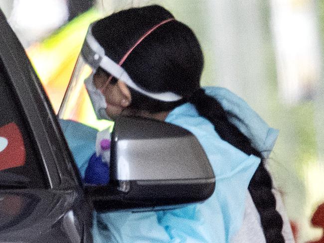 MELBOURNE, AUSTRALIA - NewsWire Photos - NOVEMBER 11 2021: People seen at the COVID-19 testing site in Albert Park. Picture: NCA NewsWire/Sarah Matray