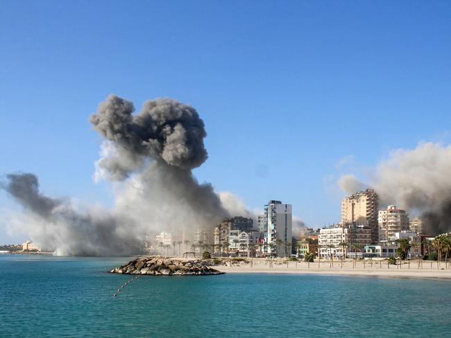 TOPSHOT - Smoke billows from the site of Israeli airstrikes on a neighbourhood in the southern Lebanese city of Tyre on October 28, 2024. Israeli forces launched deadly strikes on Lebanon and Gaza on October 28, pressing their offensive after Egypt's president proposed a two-day truce in the Israel-Hamas war. (Photo by KAWNAT HAJU / AFP)