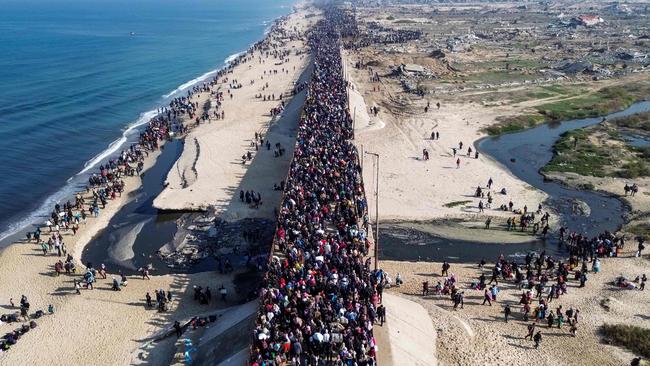 Thousands of Palestinians walking toward Gaza City on last week after crossing the Netzarim corridor from the southern Gaza Strip. Photo: AFP