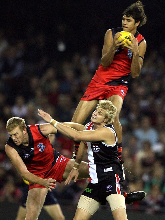 Paddy Ryder takes a mark over Dustin Fletcher and Nick Riewoldt.