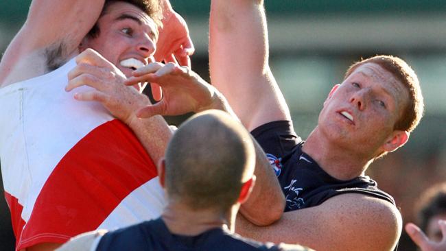 Carlton’s Sam Jacobs tangles with Sydney’s Darren Jolly in 2009.