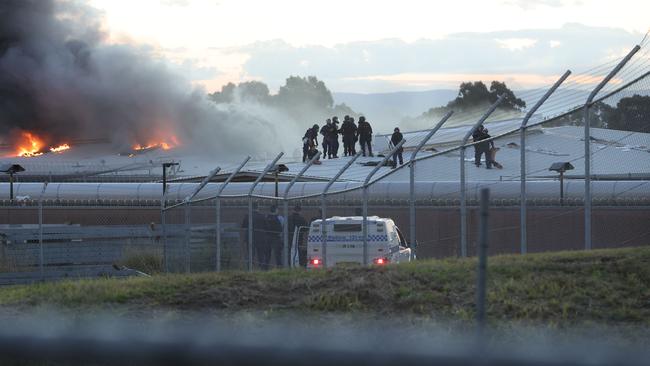 Riot police move in and arrest Inmates who are holding a protest on the rooftops of Parklea prison, today. Picture: Justin Lloyd.