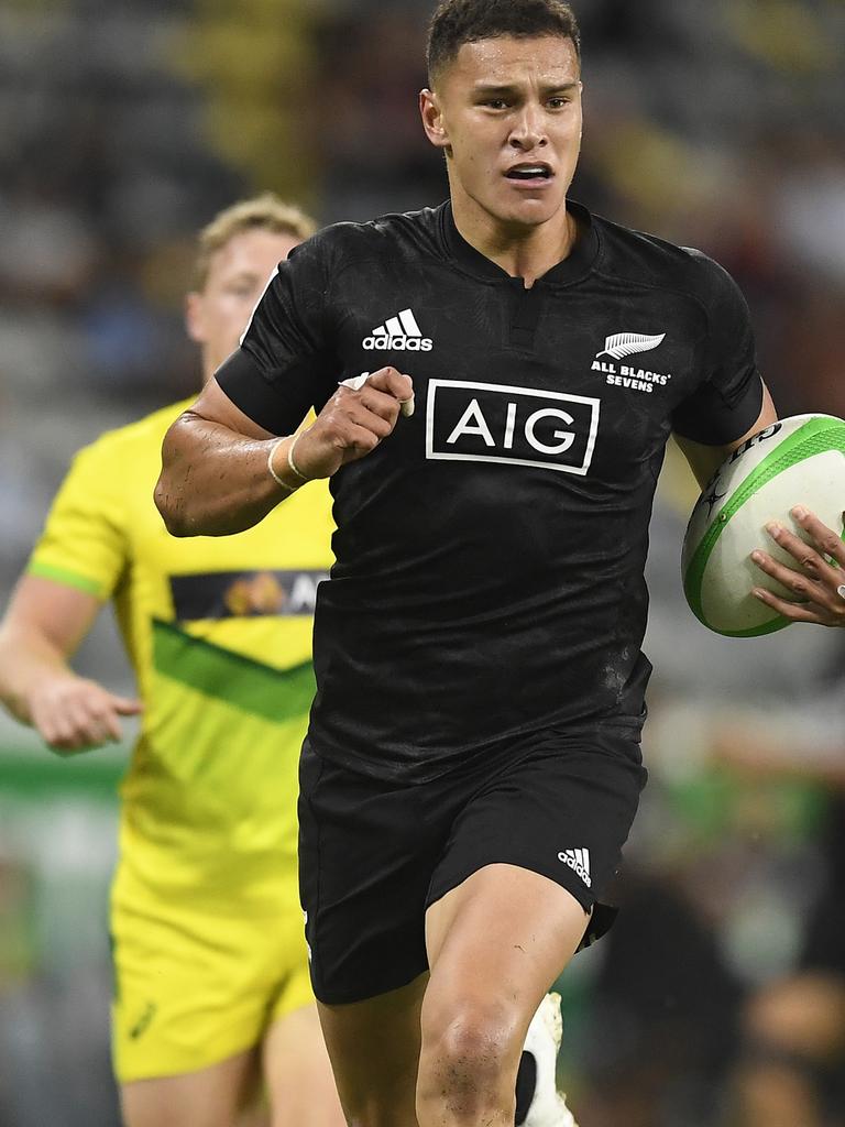 TOWNSVILLE, AUSTRALIA - JUNE 25: William Warbrick of New Zealand runs to score a try during the Oceania Sevens Challenge match between New Zealand and Australia at Queensland Country Bank Stadium on June 25, 2021 in Townsville, Australia. (Photo by Ian Hitchcock/Getty Images)