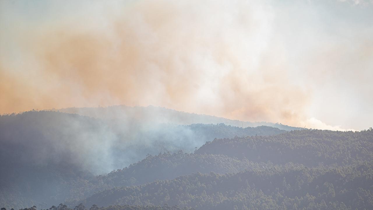 Smoke from the fire at Snug. Picture: Linda Higginson