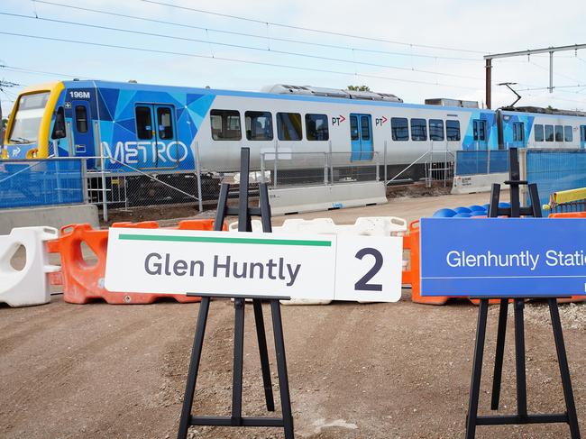 MELBOURNE, AUSTRALIA - NewsWire Photos 13  APRIL 2023: Premier Daniel Andrews, and Deputy Premier, Jacinta Allan attending the Glen Huntly level crossing removal site., Picture: NCA NewsWire / Luis Ascui