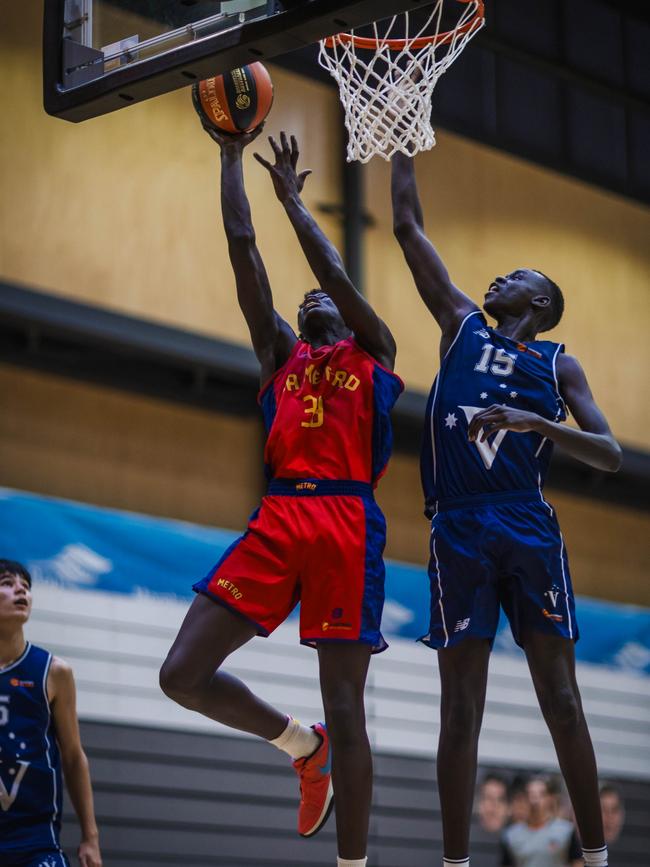 SA Metro Deng Manyang and Victoria Metro big man Roor Akhuar at the Under-18 national Championships. Picture: Taylor Earnshaw