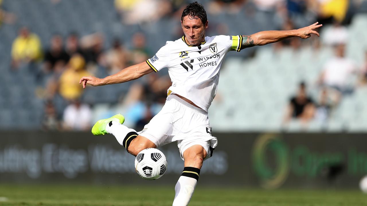 Mark Milligan of the Bulls shoots against Central Coast Mariners at Campbelltown Stadium. Picture: Brendon Thorne/Getty Images