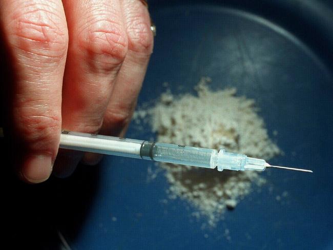 03/12/1995 PIRATE: Generic photo of addict holding syringe ready for injection of heroin in Sydney, 03/11/1995. Pic. John Donegan