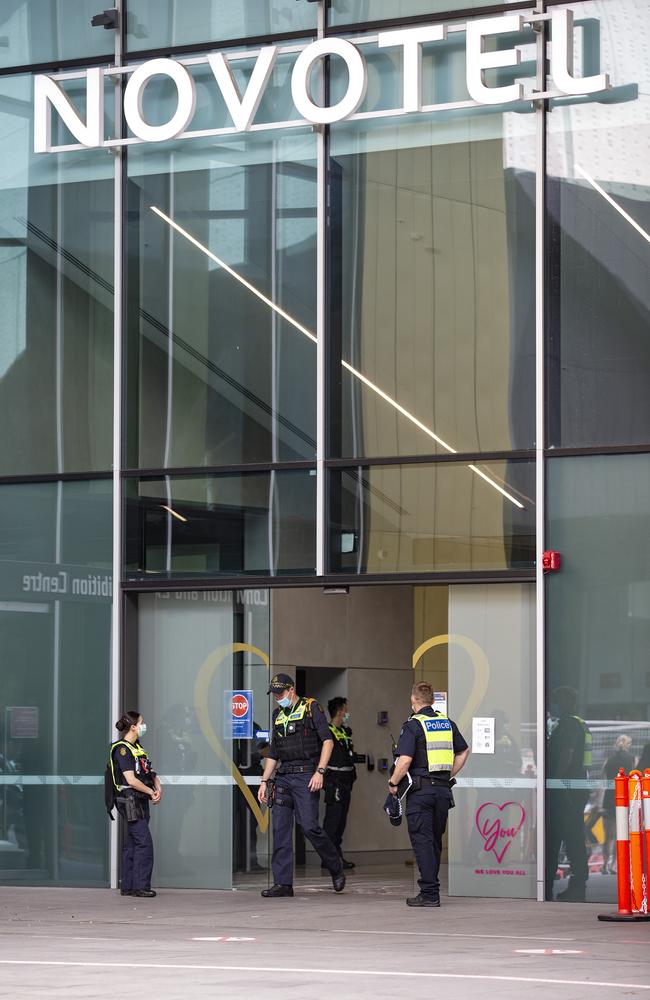 Coronavirus quarantine hotels for returned overseas travellers to Victoria. Police and PSO's outside Novotel Melbourne at South Wharf. Picture: NCA NewsWire / Sarah Matray