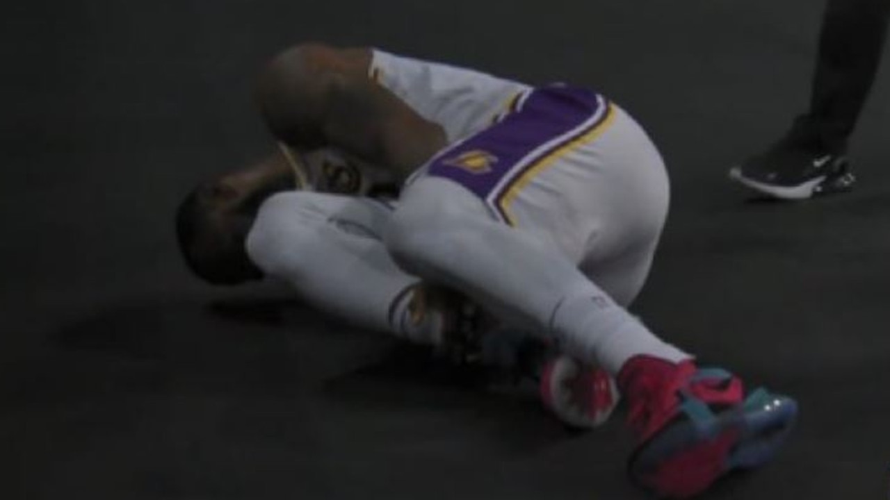 LeBron James leaves court with right ankle injury during Hawks game