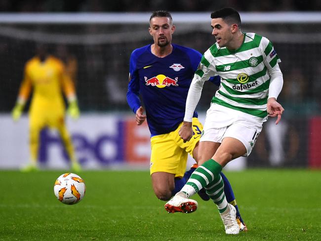 Leipzig's Austrian midfielder Stefan Ilsanker (L) vies with Celtic's Australian midfielder Tom Rogic during a UEFA Europa league group stage football match between Celtic and Liepzig at Celtic Park stadium in Glasgow, Scotland on November 8, 2018. (Photo by ANDY BUCHANAN / AFP)