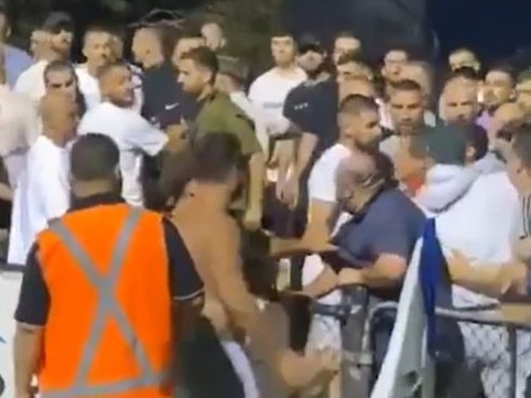 Fights broke out among fans at the Oakleigh Cannons-Dandenong Thunder game.
