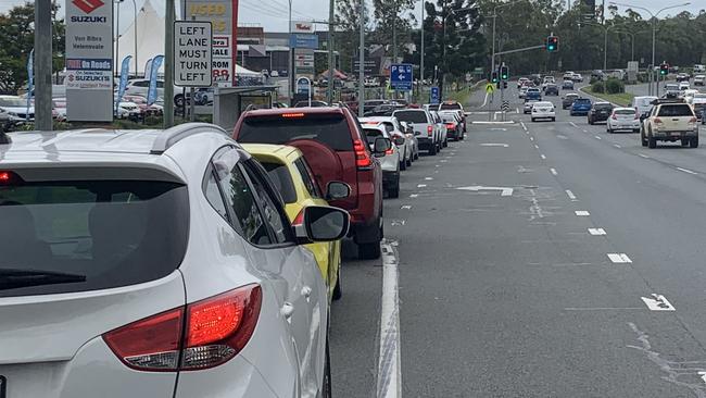 Pictures from the Covid-19 testing queue at Helensvale.