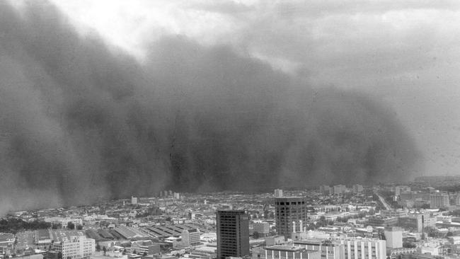 The dust storm as it neared the Melbourne CBD on February 8, 1983. Picture: HWT Library