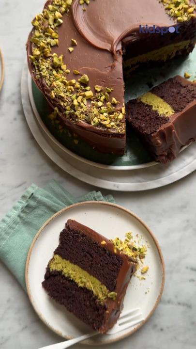 Easy Dubai chocolate cake