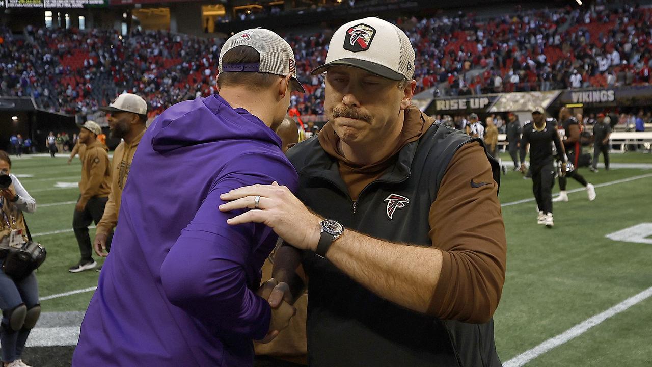 Smith embraces head coach Kevin O'Connell of the Minnesota Vikings after the visitors won using their fourth-string QB. (Photo by Alex Slitz / GETTY IMAGES NORTH AMERICA / Getty Images via AFP)