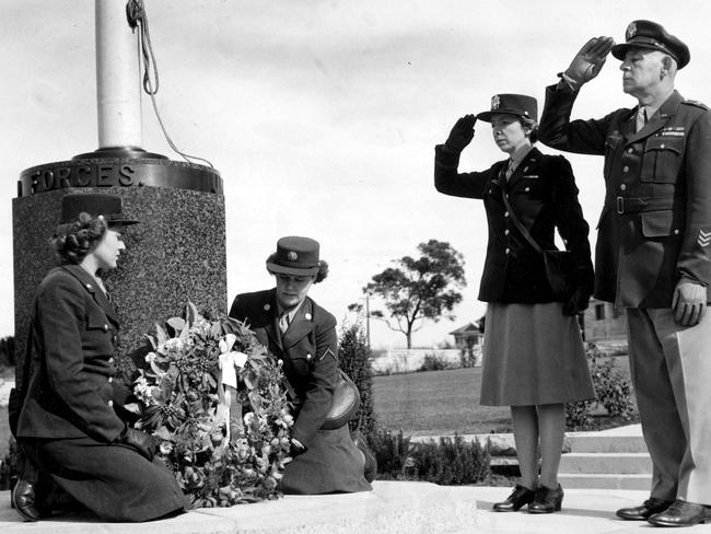 Privates Ollie Johnson and Dorothy Helgenberg placing a wreath at a flagstaff in the American section of Rookwood Cemetery in 1944. (Also shown are Brig-Gen. T. Rilea and Lt-Col. Mary-Agnes Brown)