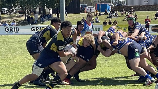 Bond halfback Ezekiel Stewart darts away.