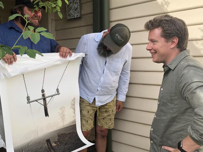 Scott Pape is a gifted an image of the bushfires by locals from the upper Murray River, after he gave them advice on financial recovery for a new Foxtel documentary, Road To Recovery. Picture: Supplied/Foxtel