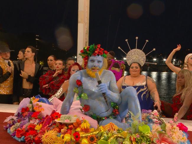 The speechless moment of the opening ceremony came when Gédéon, a, French artist, embodied the Greek God Dionysus covered in blue paint and covered with strings of flowers and fruit.