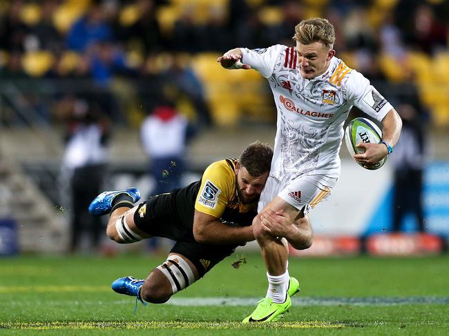 WELLINGTON, NEW ZEALAND - JUNE 09:  Damian McKenzie of the Chiefs is tackled by Callum Gibbins of the Hurricanes during the round 16 Super Rugby match between the Hurricanes and the Chiefs at Westpac Stadium on June 9, 2017 in Wellington, New Zealand.  (Photo by Hagen Hopkins/Getty Images)