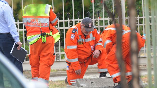 SES helping police at the Meadow Heights scene. Picture: Andrew Henshaw