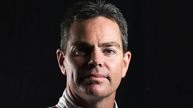 Craig Lowndes has re-signed with Triple Eight.