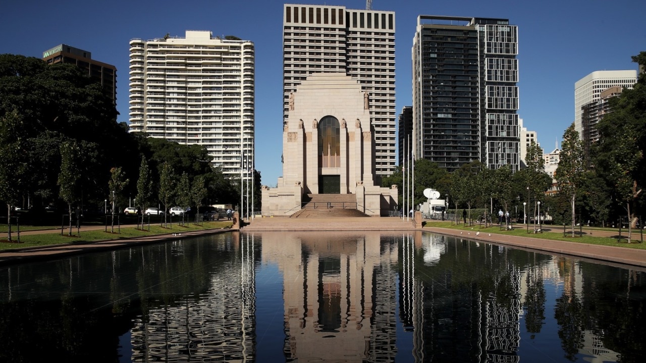 'We've got to remember':  Thousands turn out to commemorate Anzac Day in NSW