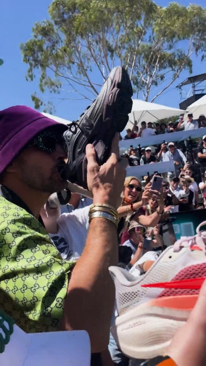 LIV Golf crowd erupts for DJ Fisher shoey