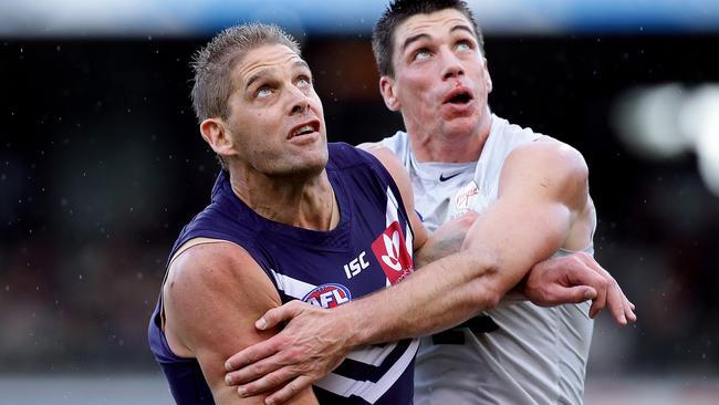 Aaron Sandilands of the Dockers contests a ruck with Matthew Kreuzer.