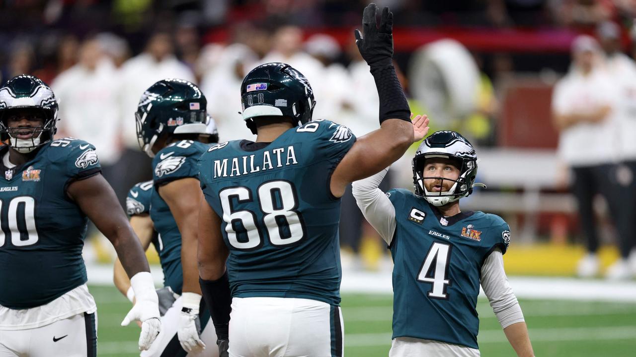 Jordan Mailata towers over teammate Jake Elliott. Photo by Emilee Chinn, Getty.