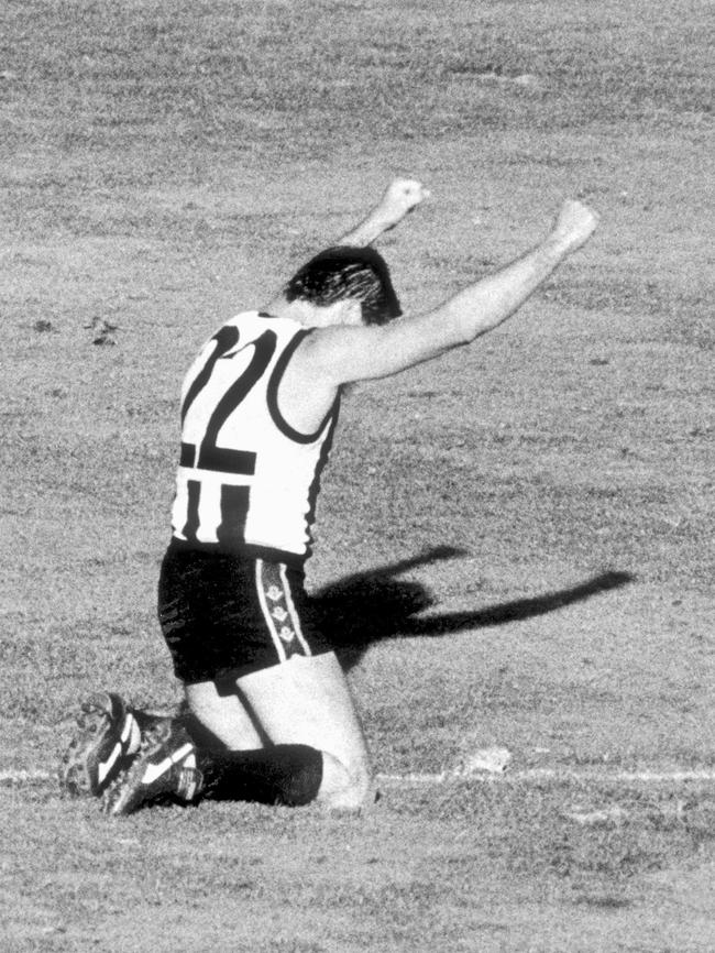 Tony Shaw slumps to his knees as the siren sounds in the 1990 Grand Final.