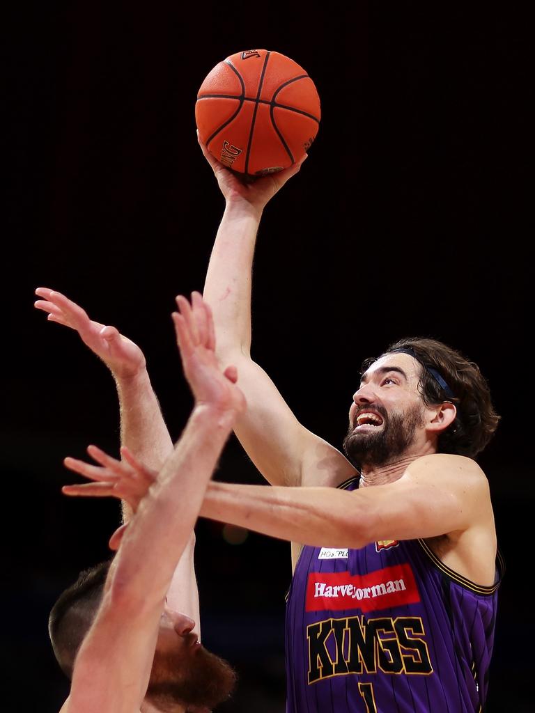 Hunter challenged by Baynes at the net. Picture: Mark Kolbe/Getty Images