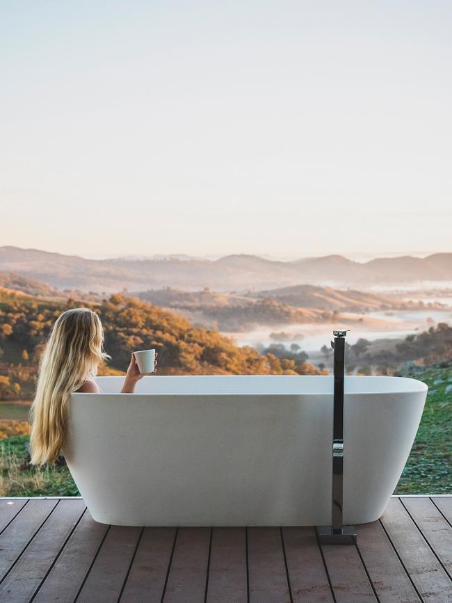 The outdoor tub at Sierra Escape. Picture: Destination NSW