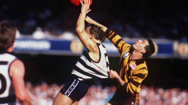 Gary Ablett marks in front of Scott Maginness in the 1989 Grand Final.