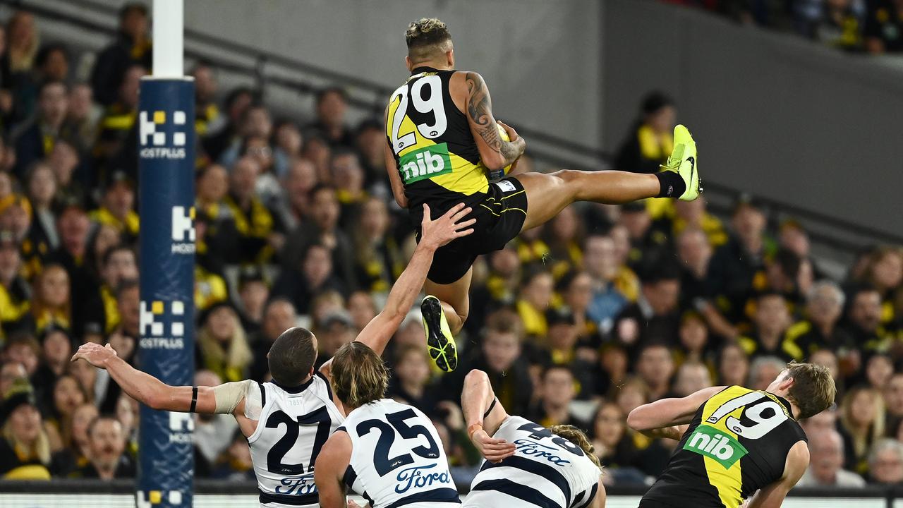 MELBOURNE, AUSTRALIA – MAY 07: Shai Bolton of the Tigers marks during the round eight AFL match between the Richmond Tigers and the Geelong Cats at Melbourne Cricket Ground on May 07, 2021 in Melbourne, Australia. (Photo by Quinn Rooney/Getty Images)