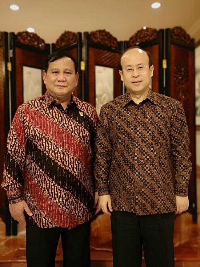 Indonesian defence minister Prabowo Subianto (left) meets then Chinese ambassador to Indonesia, Xiao Qian, in 2020. Picture: Supplied