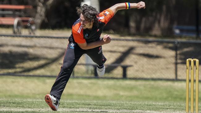 Tim Mulholland bowling for Bonbeach. Picture: Valeriu Campan