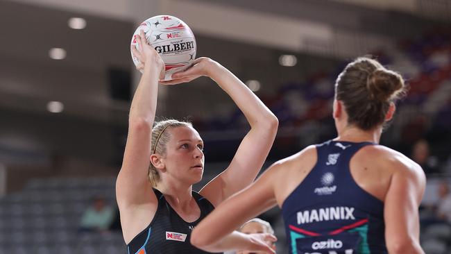 BRISBANE, AUSTRALIA – SEPTEMBER 01: Jo Harten of the Giants shoots during the round nine Super Netball match between the Giants and the Melbourne Vixens at Nissan Arena on September 01, 2020 in Brisbane, Australia. (Photo by Chris Hyde/Getty Images)